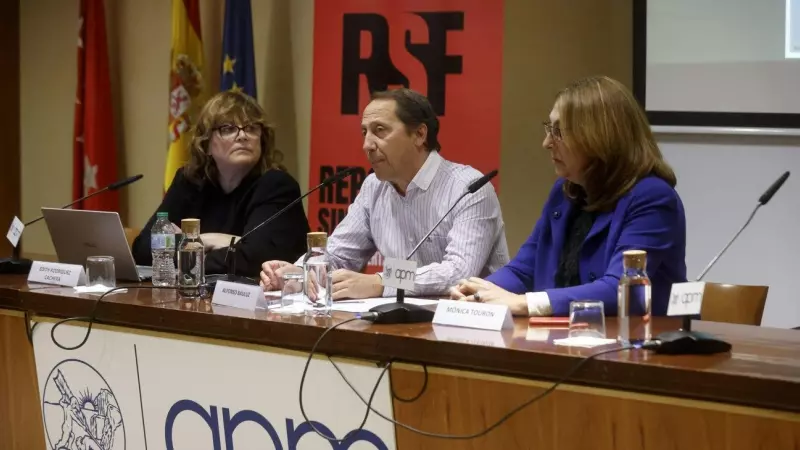El presidente de Reporteros Sin Fronteras (RSF) España, Alfonso Bauluz (c), acompañado por la vicepresidenta de la organización, Edith Rodríguez Cachera (i), y por la secretaria general de la Asociación de la Prensa de Madrid (APM), Mónica Tourón, present