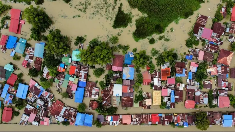Uuna zona residencial inundada por las aguas en la ciudad de Calumpit, provincia de Bulacan, al norte de Manila, Filipinas, tras el paso de un tifón, a julio de 2023.