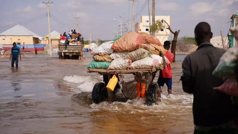 18/12/23. Imagen de Beledweyne, una ciudad densamente poblada en el centro de Somalia, donde las aguas del río inundaron la ciudad, lo que obligó a las familias a trasladarse a tierras más altas.