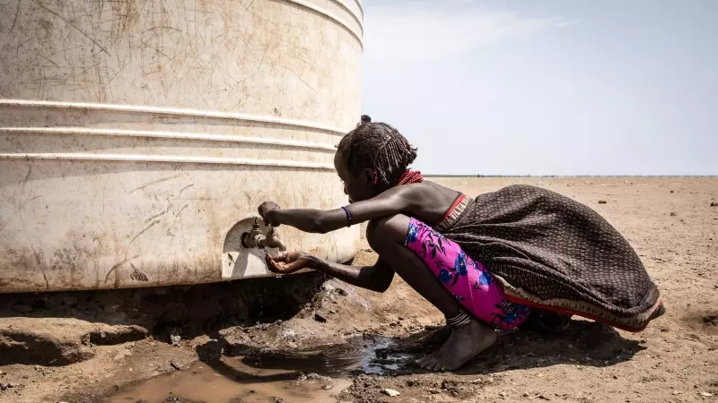 18/12/23 - En el distrito de Libemuket, en el sur de Etiopía, una niña bebe agua del grifo de un tanque de agua proporcionado por Unicef en respuesta a la sequía.