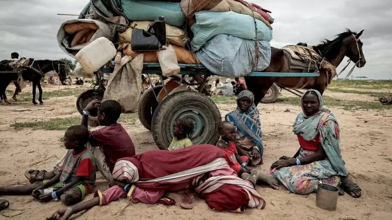 Una familia huye del conflicto de Sudán que ha desatado una de las mayores crisis humanitarias del momento.