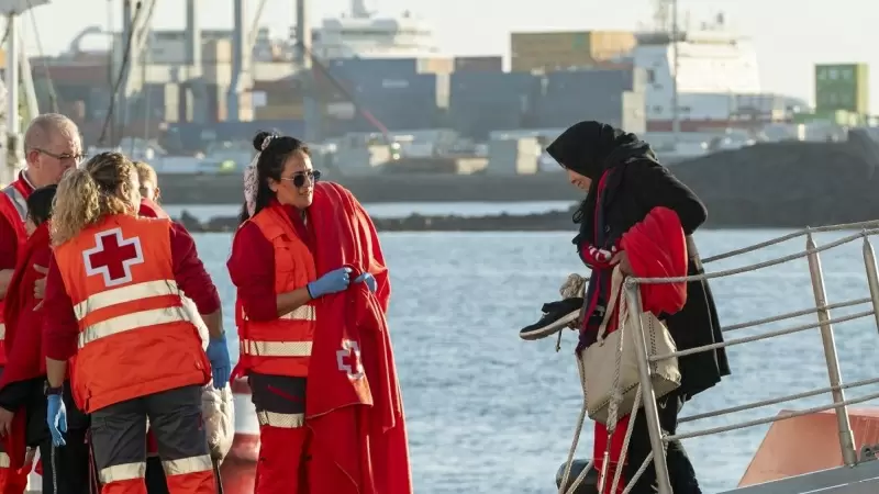 Salvamento Marítimo recibe en Lanzarote a una mujer que ha llegado este miércoles en una patera.