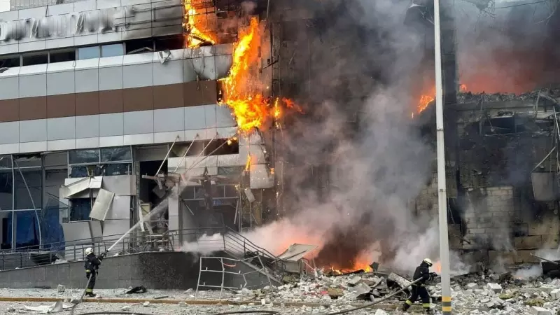 Los bomberos trabajan en un centro comercial gravemente dañado por un ataque con misiles rusos, este 29 de diciembre de 2023.