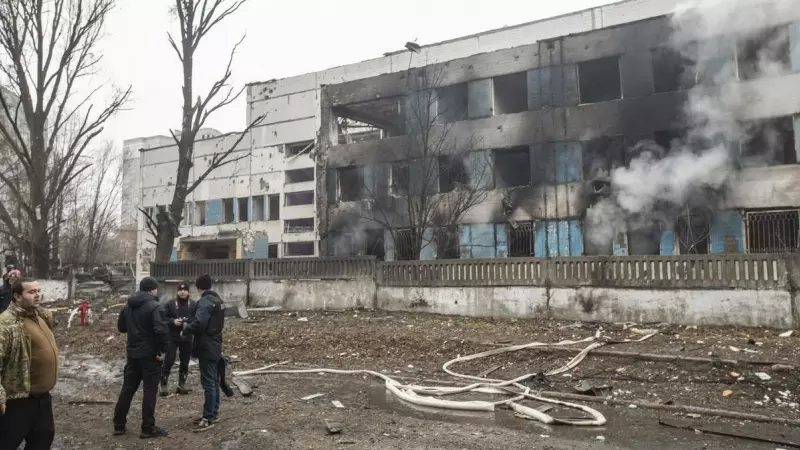 Lugar del impacto de uno de los misiles rusos lanzado en la ciudad ucraniana de Dnipro, que ha alcanzado un hospital de maternidad y un centro comercial.