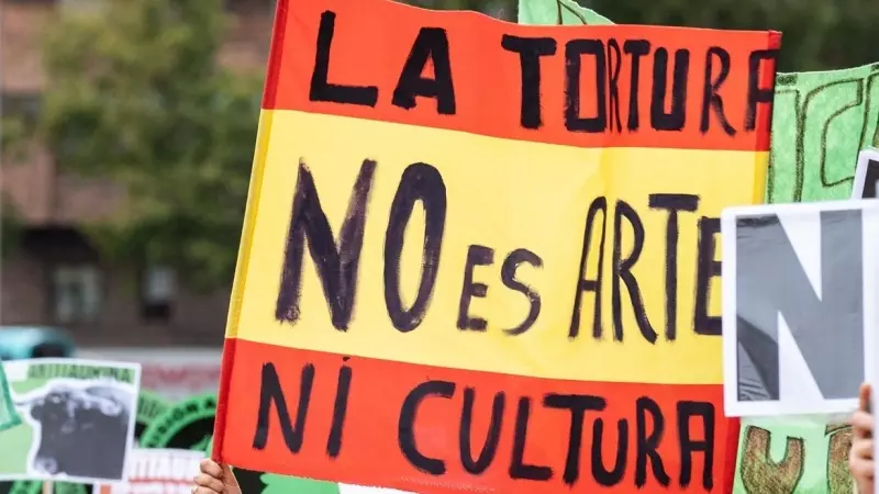 Decenas de personas se manifiestan por la prohibición de la tauromaquia, en Madrid, a 16 de septiembre de 2023.