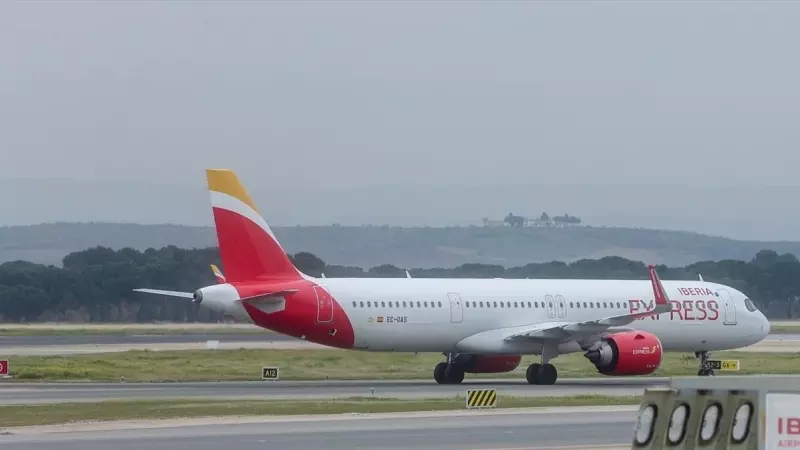 Un avión de la aerolínea Iberia en el aeropuerto Adolfo Suárez de Madrid, a 2 de enero de 2024.