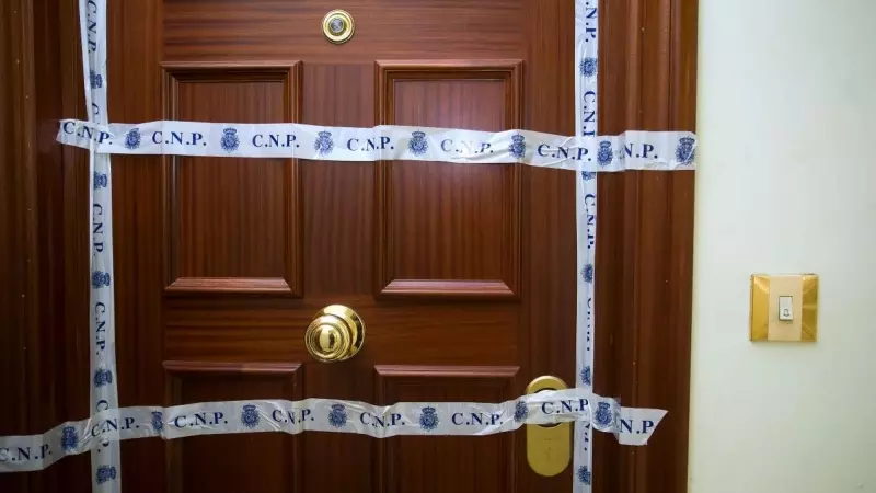 Puerta de la vivienda donde ha tenido lugar un crimen machista, a 2 de julio de 2023, en Burgos.
