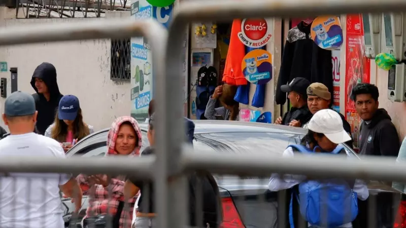 Familiares y personas cercanas a los presos de de la cárcel El Inca esperan a que termine un control policial, en Quito, a 8 de enero de 2024.