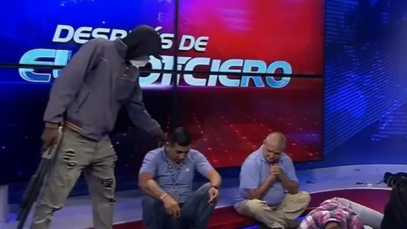 Fotograma de la transmisión del canal TC Noticias de Guayaquil, cuando un grupo armado ha sometido al personal de la cadena durante su emisión en vivo.
