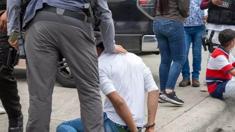 Policías detienen a un presunto delincuente a pocas cuadras de la sede del canal de televisión TC, en Guayaquil, a 9 de enero de 2024.