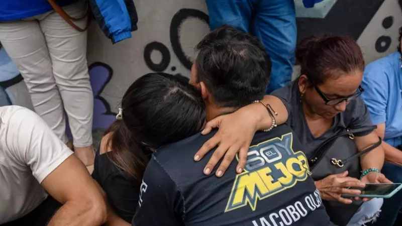 Trabajadores del canal TC se abrazan tras los momentos de tensión en el edificio, en Guayaquil, a 9 de enero de 2024.