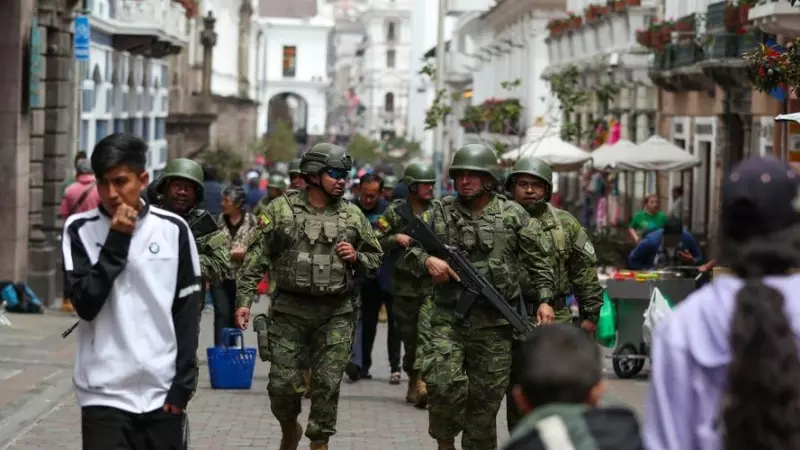 Soldados ecuatorianos patrullan por una calle en Quito. a 9 de enero de 2024.