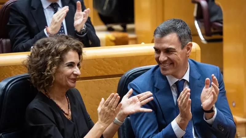La vicepresidenta primera y ministra de Hacienda, María Jesús Montero, y el presidente del Gobierno, Pedro Sánchez, celebran la aprobación en el Congreso del decreto anticrisis.