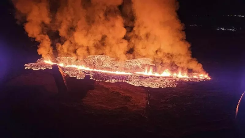 Una imagen de una erupción volcánica cerca de  Grindavik, península de Reykjanes, Islandia, a 14/1/2024