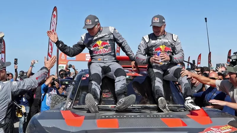 Carlos Sainz y Lucas Cruz celebran su victoria en el Dakar, a 19 de enero de 2024, en Yambu.