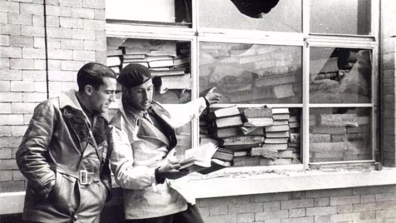 Libros usados por las Brigadas Internacionales durante la guerra civil para proteger las ventanas de la Facultad de Filosofía y Letras de Madrid.