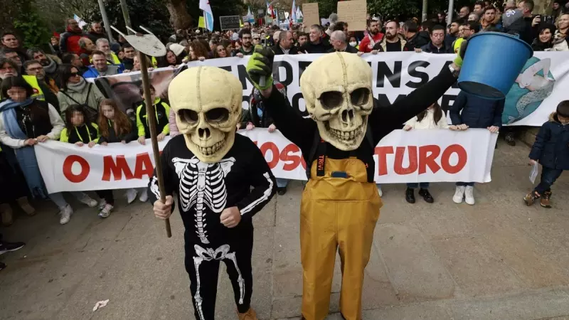 Miles de personas protestan contra la gestión de la Xunta del PP del episodio contaminante causado por el vertido de pellets, en Santiago, a 21/1/2024