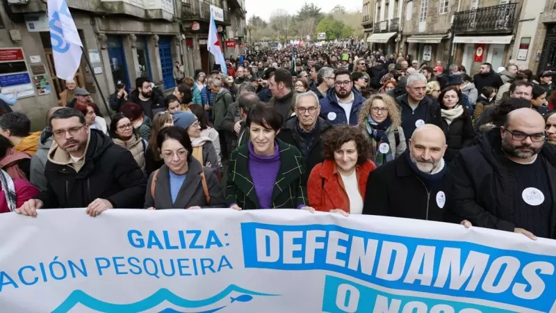 La líder del BNG, Ana Pontón, y el portavoz del partido en el Congreso, Nestor Riego, participan en la manifestación contra la gestión de la crisis de los pellets, en Santiago de Compostela, a 21/1/2024