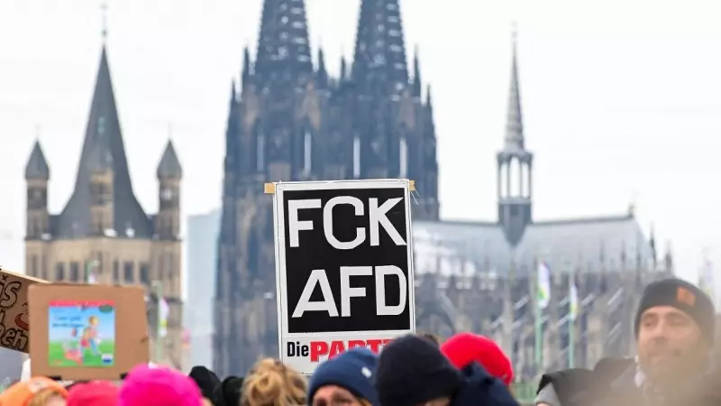 Un hombre sujeta una pancarta con el lema 'Fuck AfD' en una manifestación de Colonia contra el partido ultraderechista alemán.