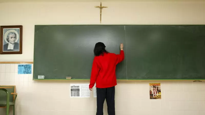 Un crucifijo en una escuela en Burgos. Una imagen de archivo.