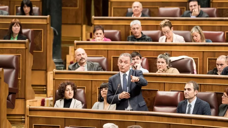Imagen de archivo de Enrique Santiago en una intervención parlamentaria desde su escaño ante la presencia de Íñigo Errejón y el resto de diputados de Sumar