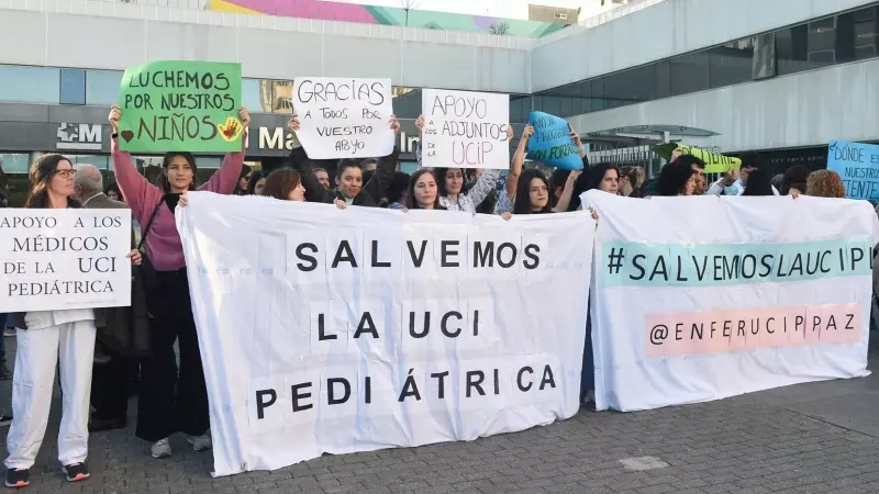 26/1/24 - Decenas de personas durante una concentración para reclamar una solución para la UCI Pediátrica de La Paz, frente al edificio Materno-Infantil del hospital, a 24 de enero de 2024, en Madrid.