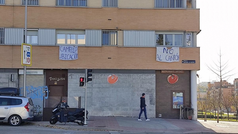 Pancartas en contra de la ubicación del cantón en un edificio del barrio