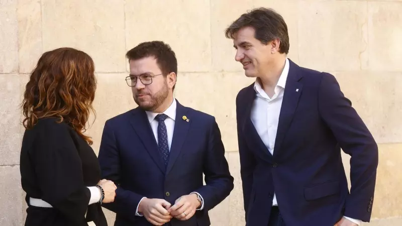 El presidente de la Generalitat, Pere Aragonès, junto a la nueva vicepresidenta,  Laura Vilagrà (i), y a Sergi Sabrià (d), nuevo viceconseller de Estrategia, este 23 de enero de 2024.