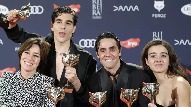 Las actrices Lola Dueña e Irene Balmes y los realizadores Javier Calvo y Javier Ambrossi, de la serie ´La Mesías´ posan con sus premios durante la undécima gala de los Premios Feroz.