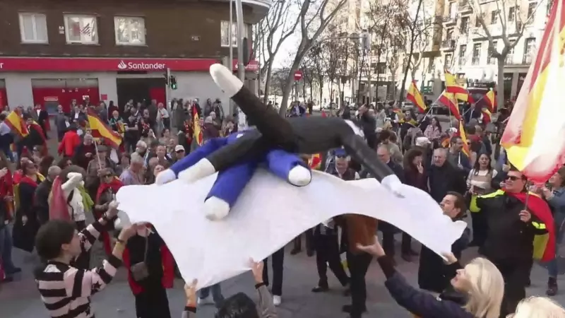 Decenas de personas se han concentrado este domingo en la calle Ferraz, al término de la manifestación contra la ley de amnistía que ha tenido lugar en Madrid, y han manteado a dos muñecos de tela que simulaban ser el presidente del Gobierno, Pedro Sánche