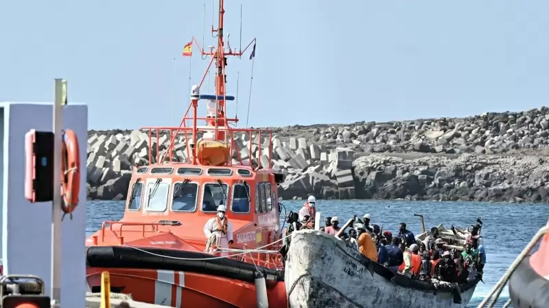 Salvamento Marítimo acompaña hasta el puerto de La Restinga, en El Hierro, a un cayuco con 162 personas de origen.