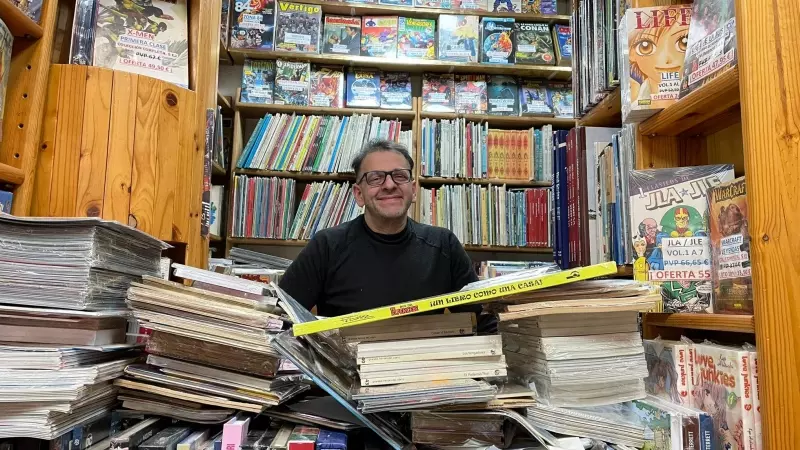 Santiago Beitia, propietario de la conocida tienda de cómics 'El Coleccionista', en la calle Tribulete de Lavapiés.