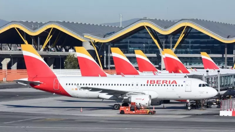Aviones aparcados en las pistas durante el último día de la huelga del servicio de 'handling' de Iberia, en el aeropuerto Adolfo Suárez Madrid-Barajas, a 8 de enero de 2024, en Madrid.
