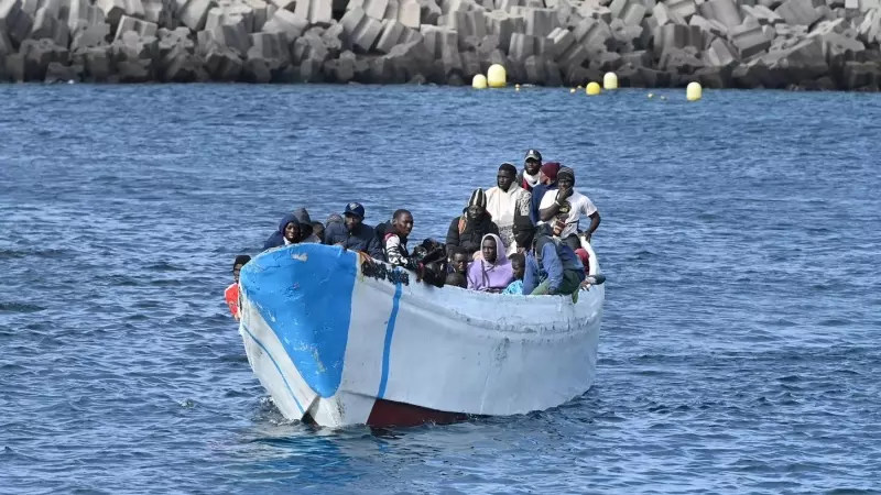Un cayuco con 107 personas migrantes llega al puerto de La Restinga, en la isla de El Hierro, en Canarias, a 4 de febrero de 2024.