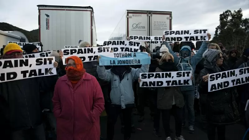 Una multitud de personas corta la carretera de la AP-7 en La Jonquera (Girona), una acción convocada por Tsunami Democràtic, en La Jonquera /Girona /Catalunya (España), a 11 de noviembre de 2019.