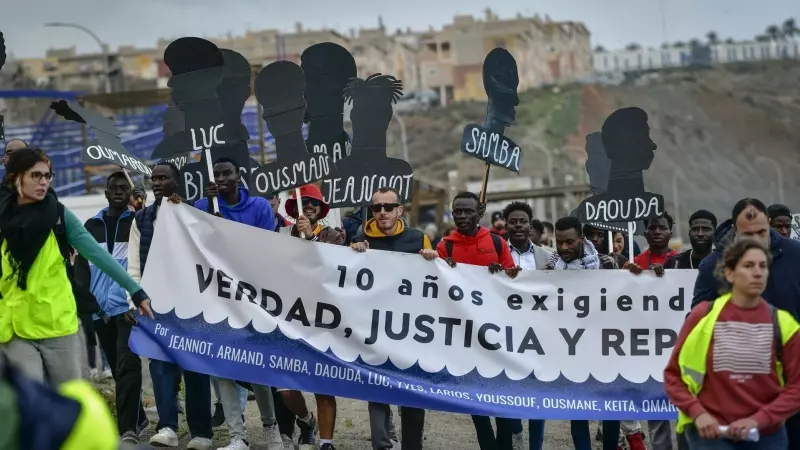 6/2/24 - Varias personas durante una marcha por el décimo aniversario de la tragedia del Tarajal, a 3 de febrero de 2024, en Ceuta.