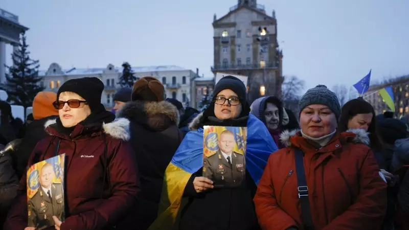 9/2/24 - Mujeres sostienen fotografías del ex comandante en jefe de las Fuerzas Armadas de Ucrania, Valerii Zaluzhnyi, durante una manifestación de apoyo a él en la Plaza de la Independencia en Kiev, Ucrania, a 9 de febrero de 2024.