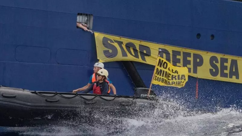 Activistas de Greempeace protestaban el pasado 3 de diciembe de 2023 ante el MV COCO, un barco minero de The Metals Company en el Pacífico.
