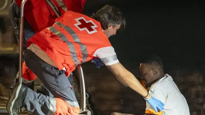 Los equipos de rescate de la Cruz Roja durante el rescate de unos inmigrantes el pasado jueves 8 de febrero al puerto de Arrecife (Lanzarote).