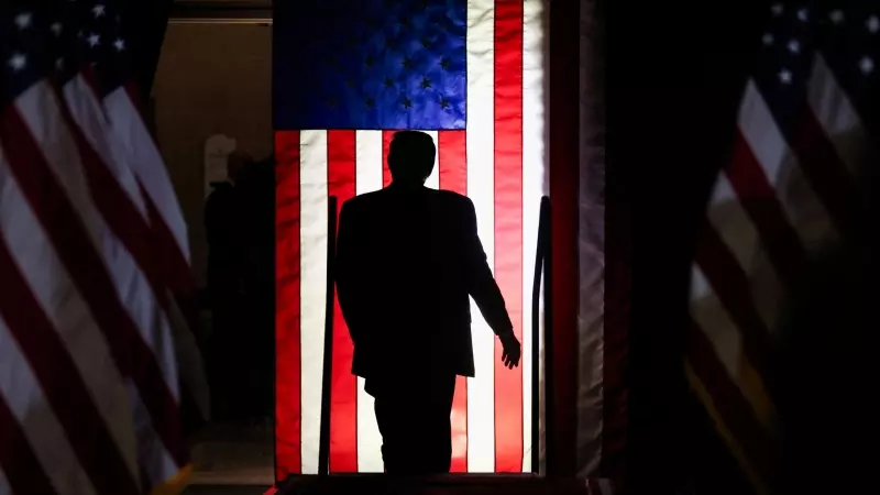 12/2/24 - El candidato presidencial republicano y ex presidente estadounidense Donald Trump celebra un mitin de campaña en Carolina antes de las primarias presidenciales republicanas, a 10 de febrero de 2024.