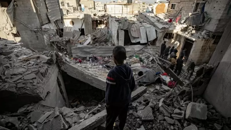 Un niño observa una zona destruida tras un ataque aéreo israelí contra el campo de refugiados de Rafah, en el sur de la Franja de Gaza, a 12 de febrero de 2024.