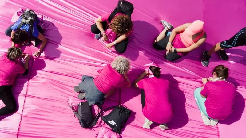14/02/2024 Voluntarios colocan un lazo rosa confeccionado con 5.720 metros cuadrados de tela en la cima de Las Tetas de Viana, a 8 de octubre de 2022 en Castilla-La Mancha.