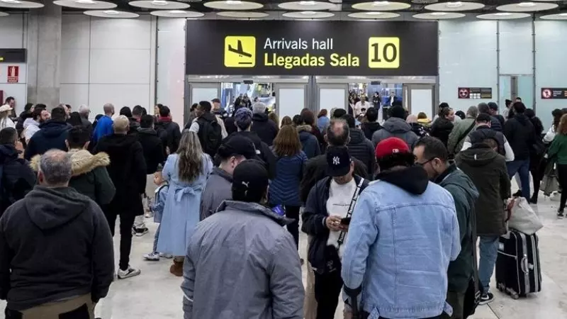 Multitud de personas en las instalaciones del Aeropuerto Adolfo Suárez-Madrid Barajas.