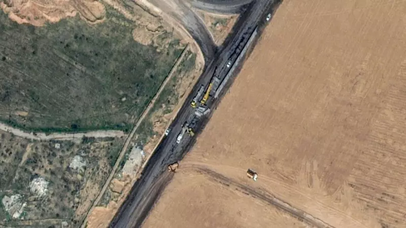 Una imagen de satélite muestra la construcción de un muro a lo largo de la frontera entre Egipto y Gaza, cerca de Rafah. REUTERS/Maxar Technologies
