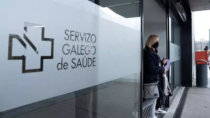 Una mujer sale con mascarilla del Hospital Álvaro Cunqueiro de Vigo, a 10 de enero de 2024, en Vigo.