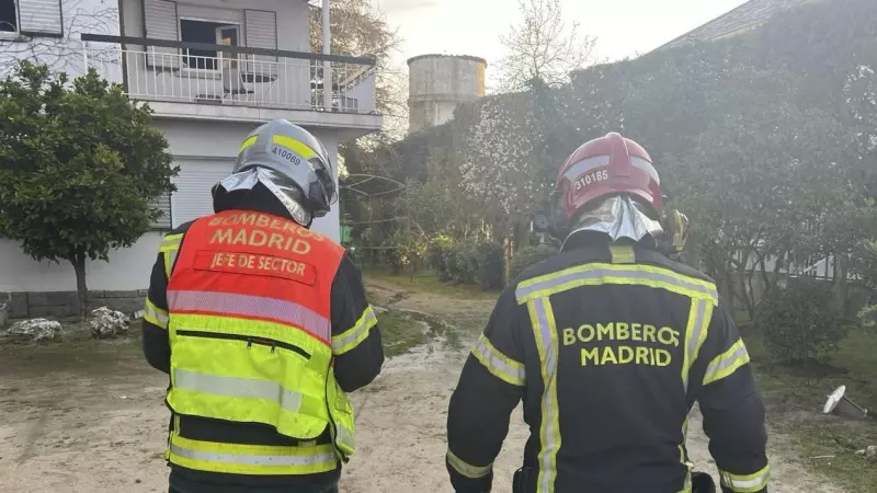 Dos miembros del equipo de Bomberos accediendo a la residencia afectada en Aravaca en la que han fallecido dos mujeres.