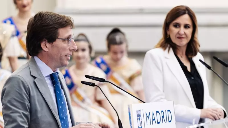El alcalde de Madrid, José Luis Martínez-Almeida, y la alcaldesa de Valencia, María José Catalá, intervienen antes de la mascletá madrileña, en el Palacio de Cibeles, a 18 de febrero de 2024, en Madrid (España).