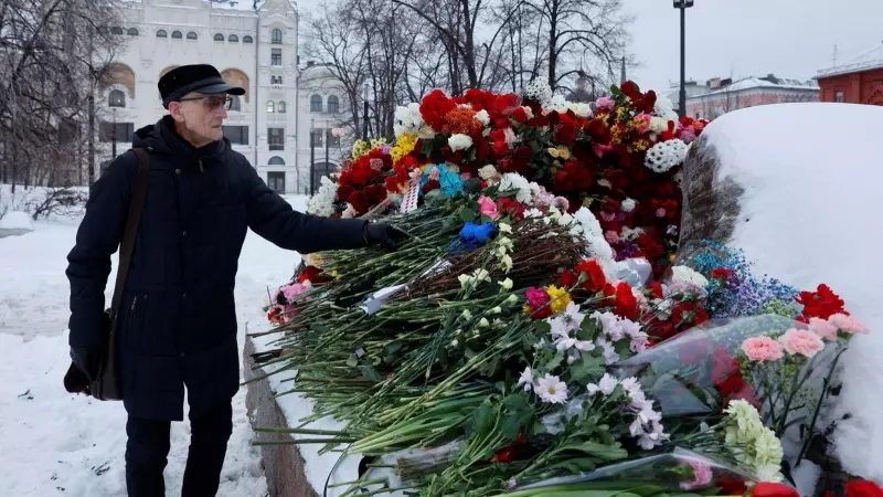 Flores para Navalni en Moscú.