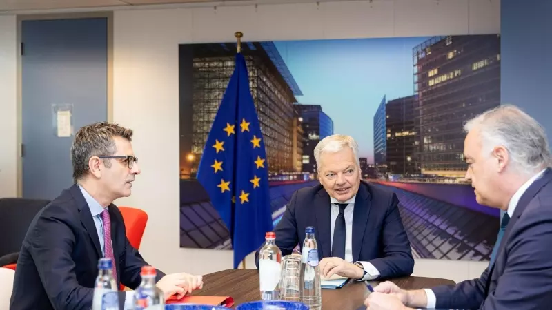 Didier Reynders, Félix Bolaños y Esteban González Pons durante una reunión en Bruselas