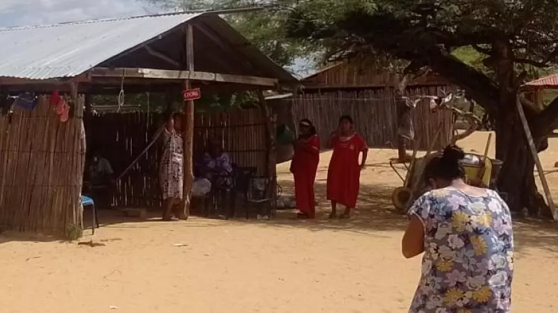 Imagen del pueblo de La Guajira colombiana en la que algunas mujeres charlan entre ellas